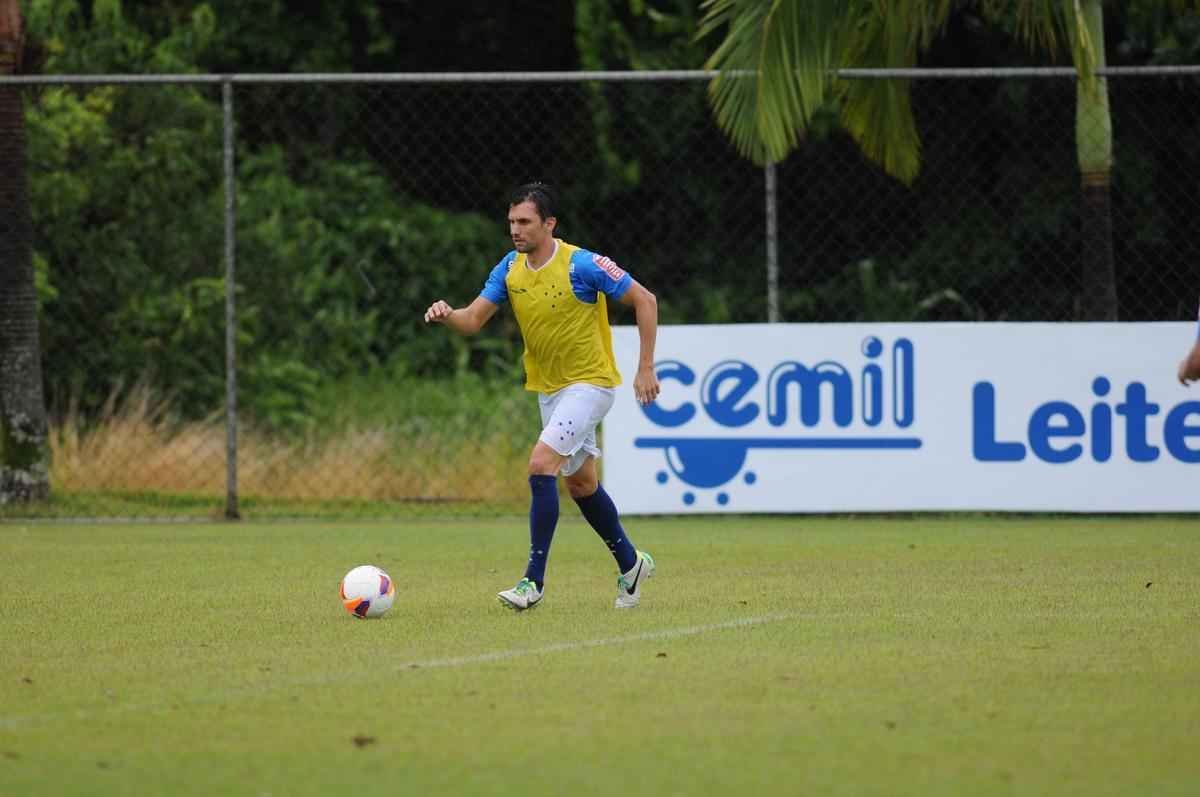No treinamento desta quarta-feira, na Toca II, o time titular do Cruzeiro foi formado por Rafael, Fabiano, Leo, Paulo Andr e Mena; Henrique e Willian Farias; Marquinhos, De Arrascaeta e Willian; Leandro Damio