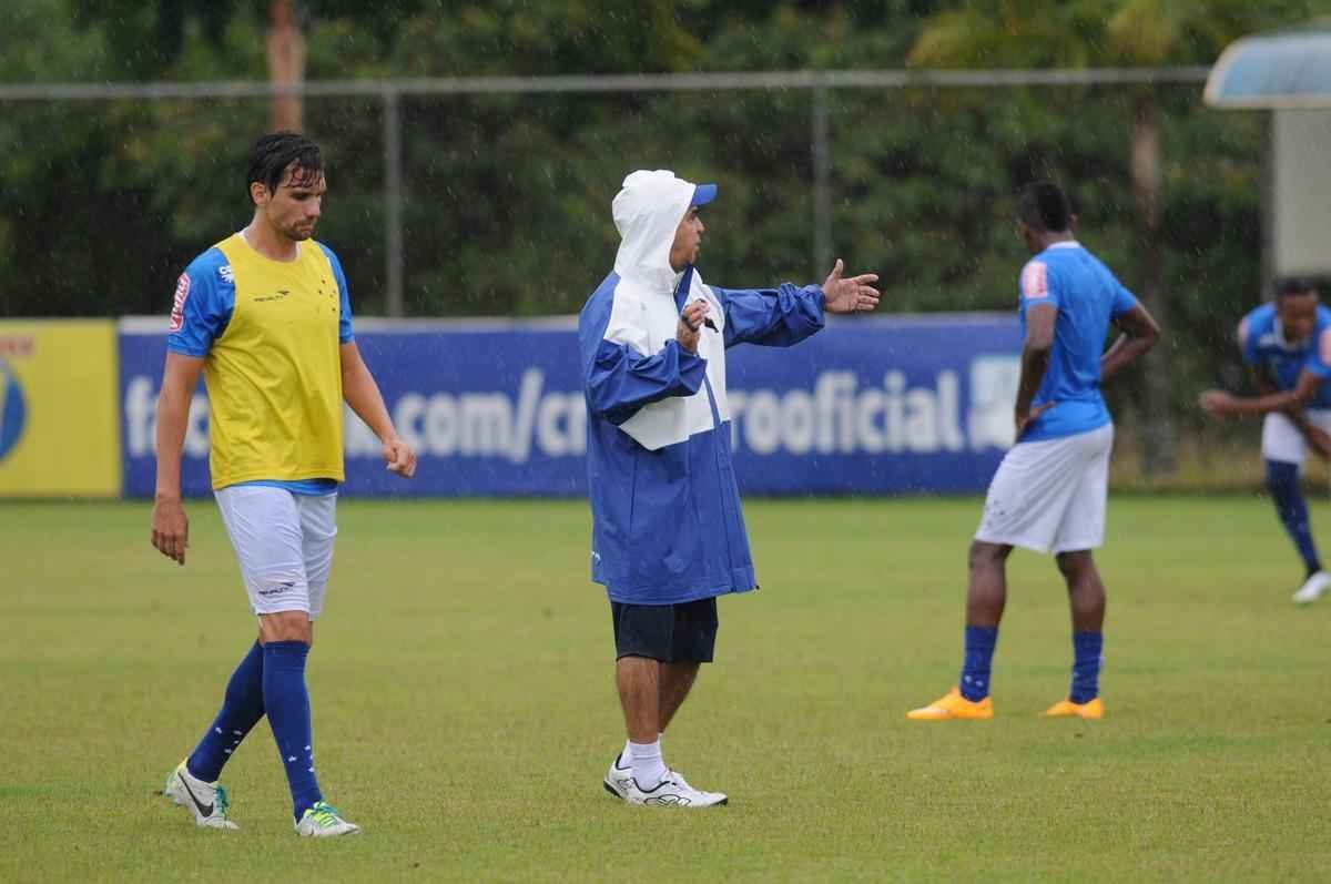 No treinamento desta quarta-feira, na Toca II, o time titular do Cruzeiro foi formado por: Rafael, Fabiano, Leo, Paulo Andr e Mena; Henrique e Willian Farias; Marquinhos, De Arrascaeta e Willian; Leandro Damio.