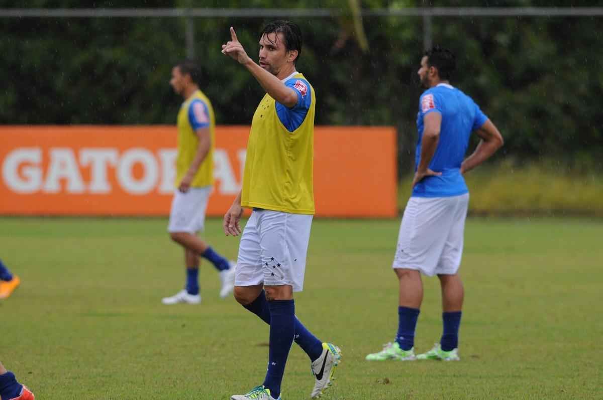 No treinamento desta quarta-feira, na Toca II, o time titular do Cruzeiro foi formado por: Rafael, Fabiano, Leo, Paulo Andr e Mena; Henrique e Willian Farias; Marquinhos, De Arrascaeta e Willian; Leandro Damio.