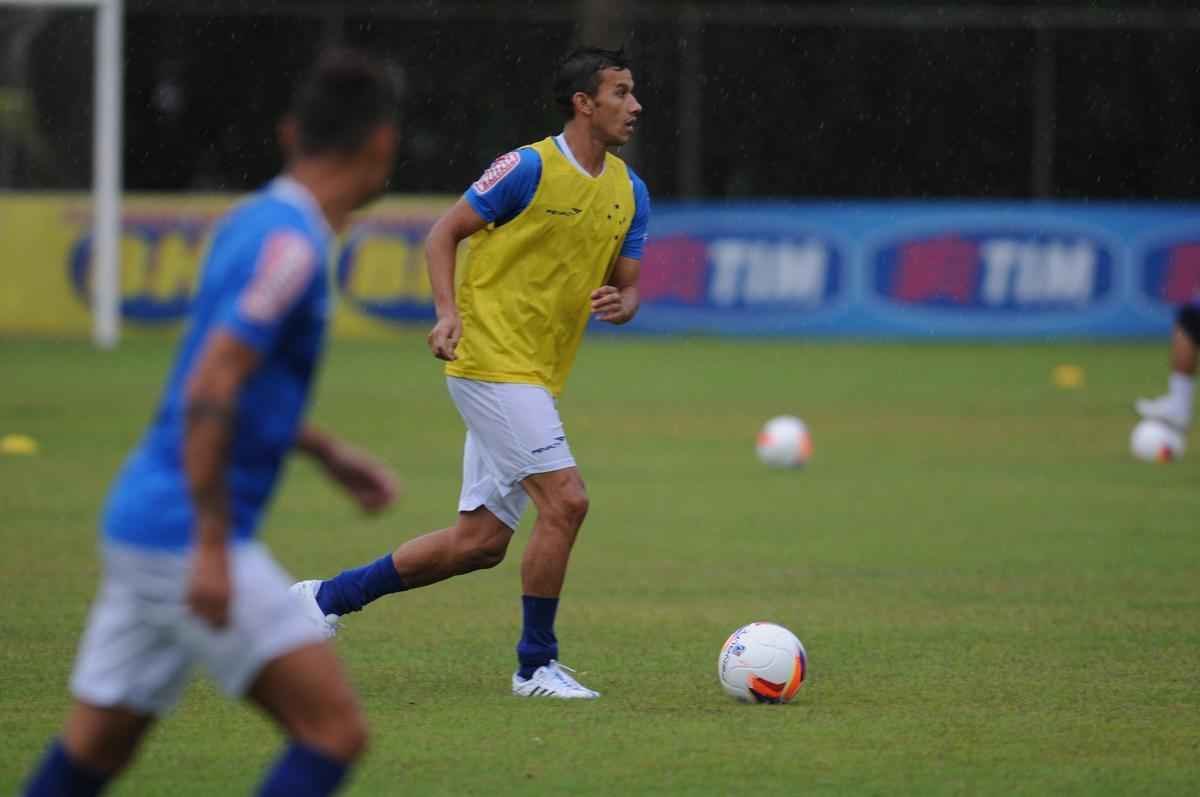 No treinamento desta quarta-feira, na Toca II, o time titular do Cruzeiro foi formado por: Rafael, Fabiano, Leo, Paulo Andr e Mena; Henrique e Willian Farias; Marquinhos, De Arrascaeta e Willian; Leandro Damio.
