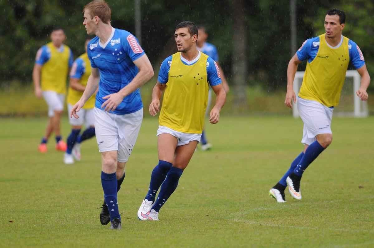 No treinamento desta quarta-feira, na Toca II, o time titular do Cruzeiro foi formado por: Rafael, Fabiano, Leo, Paulo Andr e Mena; Henrique e Willian Farias; Marquinhos, De Arrascaeta e Willian; Leandro Damio.