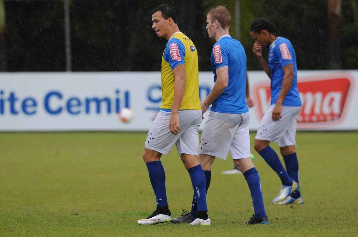 No treinamento desta quarta-feira, na Toca II, o time titular do Cruzeiro foi formado por: Rafael, Fabiano, Leo, Paulo Andr e Mena; Henrique e Willian Farias; Marquinhos, De Arrascaeta e Willian; Leandro Damio.
