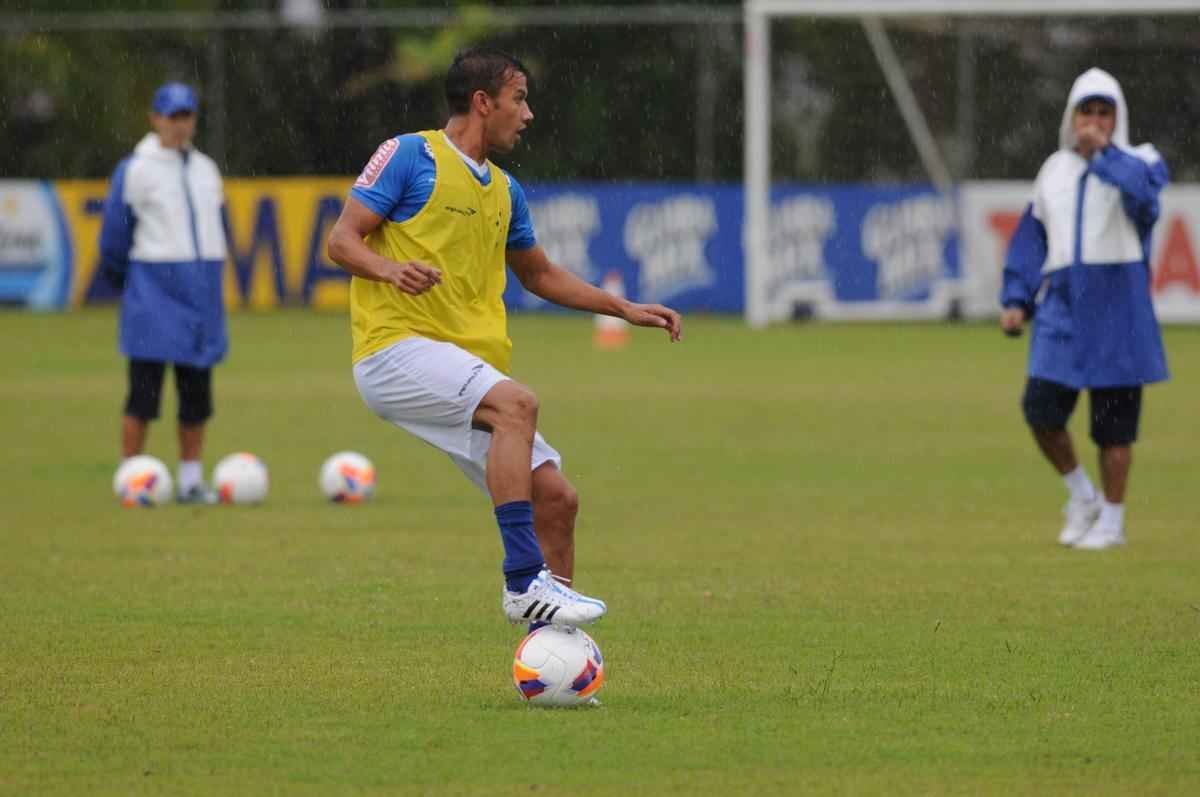 No treinamento desta quarta-feira, na Toca II, o time titular do Cruzeiro foi formado por: Rafael, Fabiano, Leo, Paulo Andr e Mena; Henrique e Willian Farias; Marquinhos, De Arrascaeta e Willian; Leandro Damio.