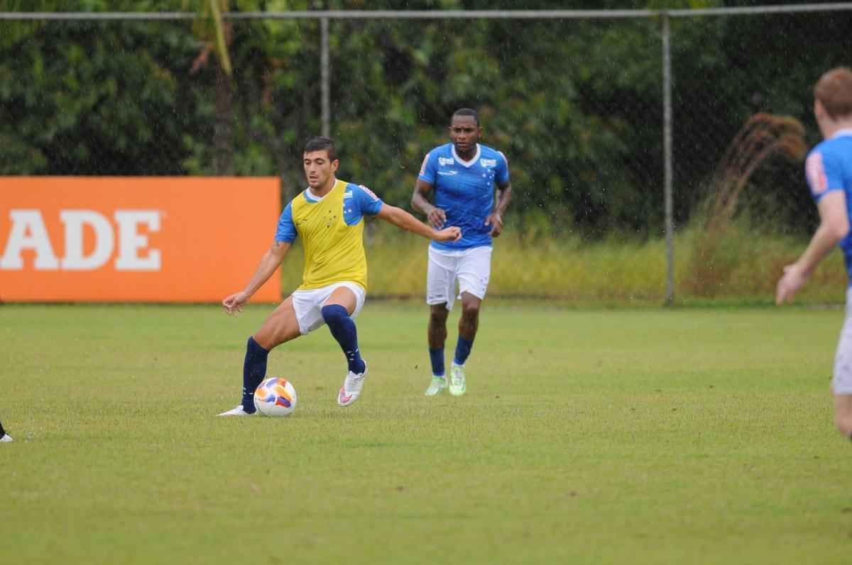 No treinamento desta quarta-feira, na Toca II, o time titular do Cruzeiro foi formado por: Rafael, Fabiano, Leo, Paulo Andr e Mena; Henrique e Willian Farias; Marquinhos, De Arrascaeta e Willian; Leandro Damio.
