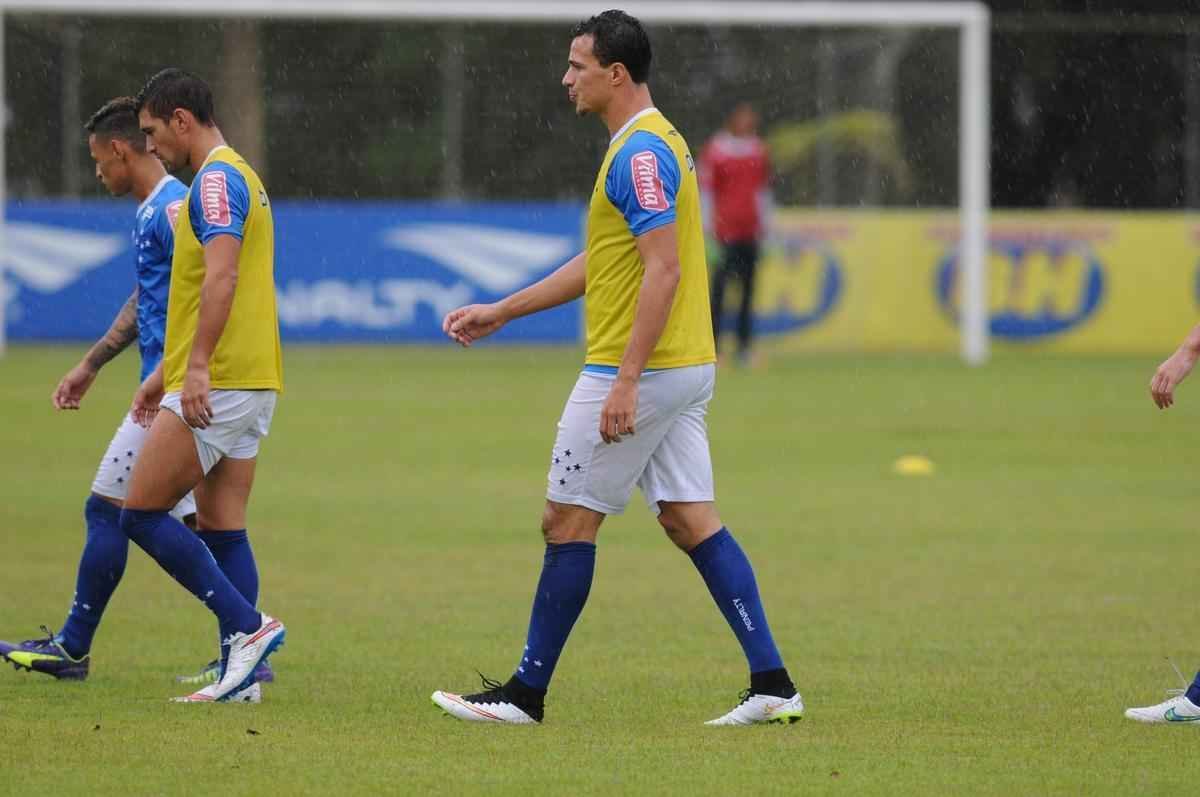 No treinamento desta quarta-feira, na Toca II, o time titular do Cruzeiro foi formado por: Rafael, Fabiano, Leo, Paulo Andr e Mena; Henrique e Willian Farias; Marquinhos, De Arrascaeta e Willian; Leandro Damio.