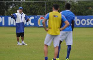 No treinamento desta quarta-feira, na Toca II, o time titular do Cruzeiro foi formado por: Rafael, Fabiano, Leo, Paulo Andr e Mena; Henrique e Willian Farias; Marquinhos, De Arrascaeta e Willian; Leandro Damio.