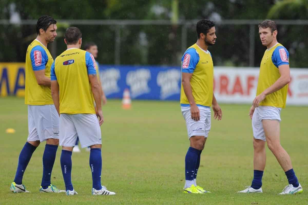 No treinamento desta quarta-feira, na Toca II, o time titular do Cruzeiro foi formado por: Rafael, Fabiano, Leo, Paulo Andr e Mena; Henrique e Willian Farias; Marquinhos, De Arrascaeta e Willian; Leandro Damio.