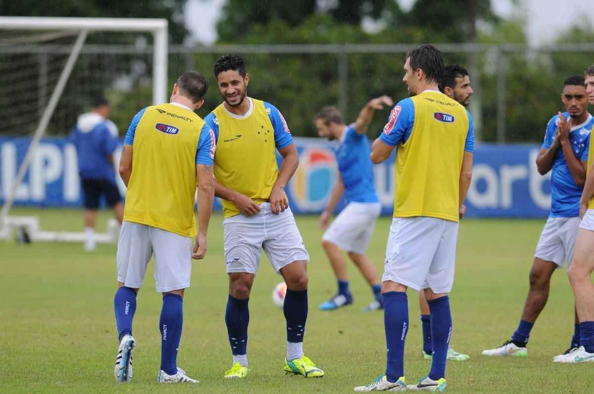 No treinamento desta quarta-feira, na Toca II, o time titular do Cruzeiro foi formado por: Rafael, Fabiano, Leo, Paulo Andr e Mena; Henrique e Willian Farias; Marquinhos, De Arrascaeta e Willian; Leandro Damio.