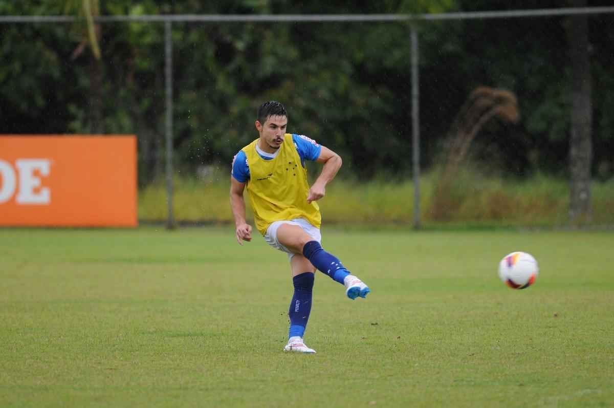No treinamento desta quarta-feira, na Toca II, o time titular do Cruzeiro foi formado por: Rafael, Fabiano, Leo, Paulo Andr e Mena; Henrique e Willian Farias; Marquinhos, De Arrascaeta e Willian; Leandro Damio.