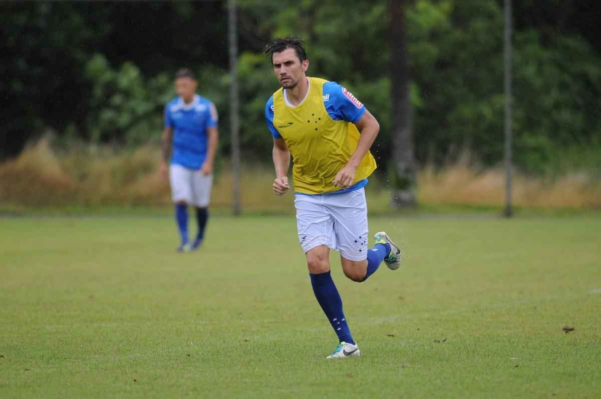 No treinamento desta quarta-feira, na Toca II, o time titular do Cruzeiro foi formado por: Rafael, Fabiano, Leo, Paulo Andr e Mena; Henrique e Willian Farias; Marquinhos, De Arrascaeta e Willian; Leandro Damio.
