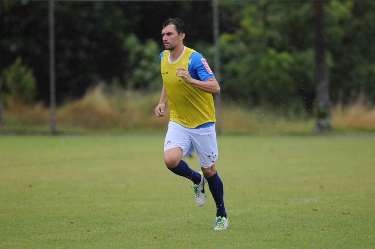 No treinamento desta quarta-feira, na Toca II, o time titular do Cruzeiro foi formado por: Rafael, Fabiano, Leo, Paulo Andr e Mena; Henrique e Willian Farias; Marquinhos, De Arrascaeta e Willian; Leandro Damio.