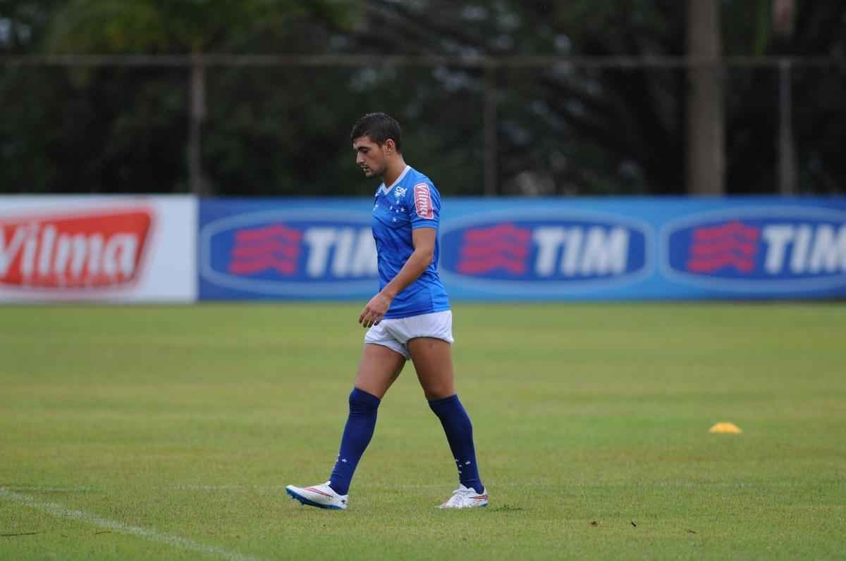 No treinamento desta quarta-feira, na Toca II, o time titular do Cruzeiro foi formado por: Rafael, Fabiano, Leo, Paulo Andr e Mena; Henrique e Willian Farias; Marquinhos, De Arrascaeta e Willian; Leandro Damio.