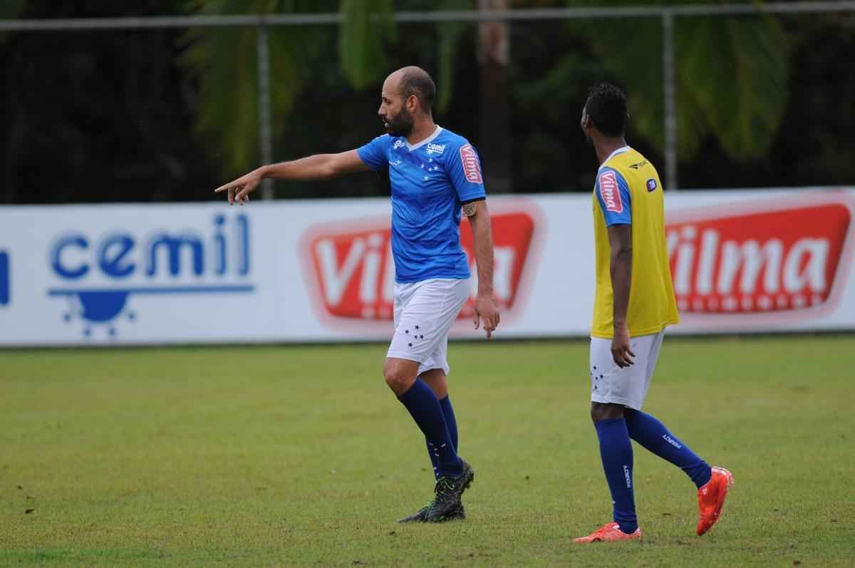 No treinamento desta quarta-feira, na Toca II, o time titular do Cruzeiro foi formado por: Rafael, Fabiano, Leo, Paulo Andr e Mena; Henrique e Willian Farias; Marquinhos, De Arrascaeta e Willian; Leandro Damio.