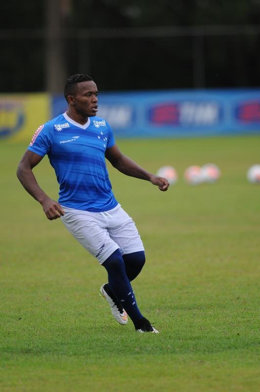 No treinamento desta quarta-feira, na Toca II, o time titular do Cruzeiro foi formado por: Rafael, Fabiano, Leo, Paulo Andr e Mena; Henrique e Willian Farias; Marquinhos, De Arrascaeta e Willian; Leandro Damio.