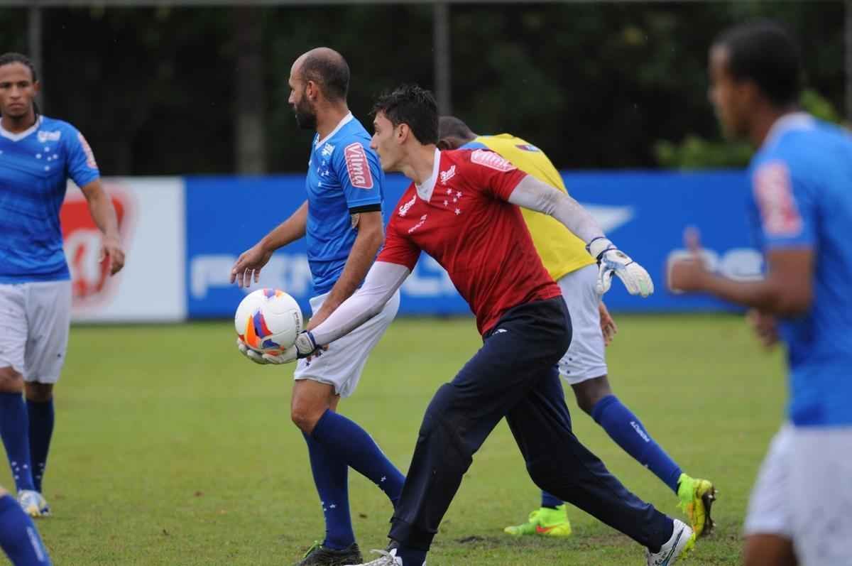 No treinamento desta quarta-feira, na Toca II, o time titular do Cruzeiro foi formado por: Rafael, Fabiano, Leo, Paulo Andr e Mena; Henrique e Willian Farias; Marquinhos, De Arrascaeta e Willian; Leandro Damio.