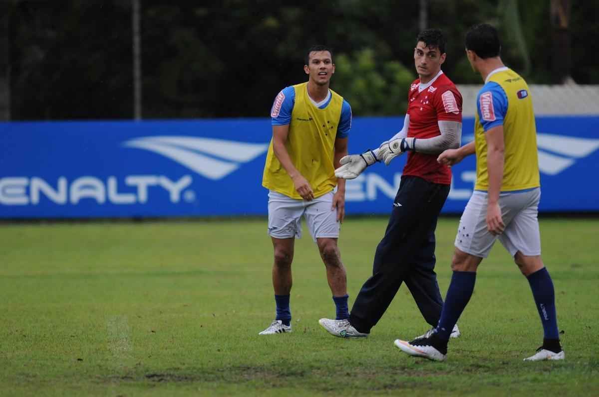 No treinamento desta quarta-feira, na Toca II, o time titular do Cruzeiro foi formado por: Rafael, Fabiano, Leo, Paulo Andr e Mena; Henrique e Willian Farias; Marquinhos, De Arrascaeta e Willian; Leandro Damio.