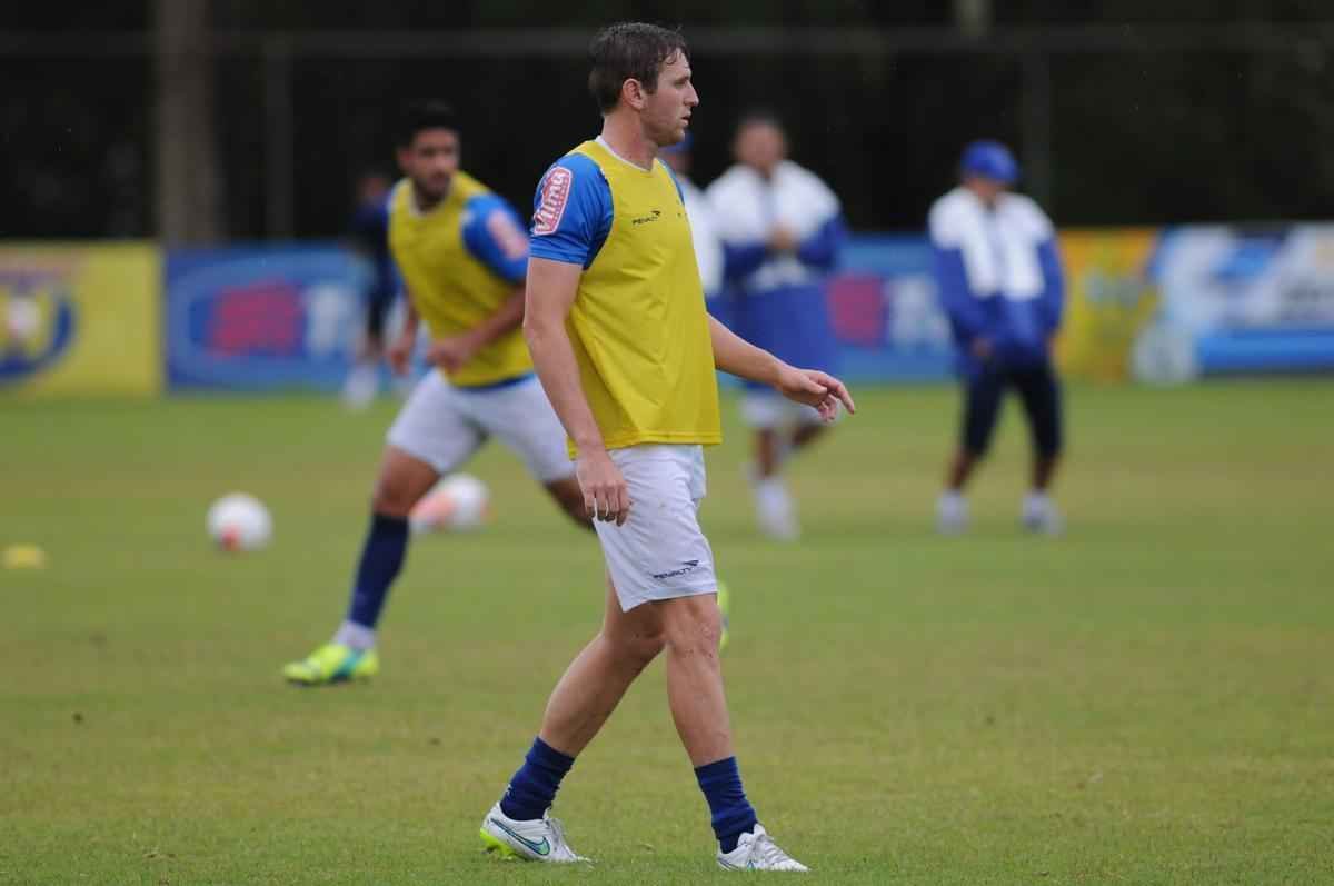 No treinamento desta quarta-feira, na Toca II, o time titular do Cruzeiro foi formado por: Rafael, Fabiano, Leo, Paulo Andr e Mena; Henrique e Willian Farias; Marquinhos, De Arrascaeta e Willian; Leandro Damio.