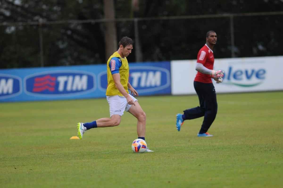 No treinamento desta quarta-feira, na Toca II, o time titular do Cruzeiro foi formado por: Rafael, Fabiano, Leo, Paulo Andr e Mena; Henrique e Willian Farias; Marquinhos, De Arrascaeta e Willian; Leandro Damio.
