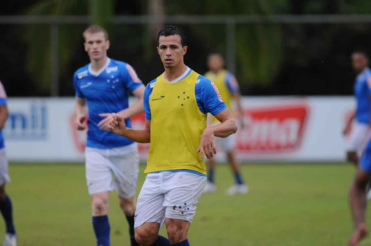 No treinamento desta quarta-feira, na Toca II, o time titular do Cruzeiro foi formado por: Rafael, Fabiano, Leo, Paulo Andr e Mena; Henrique e Willian Farias; Marquinhos, De Arrascaeta e Willian; Leandro Damio.