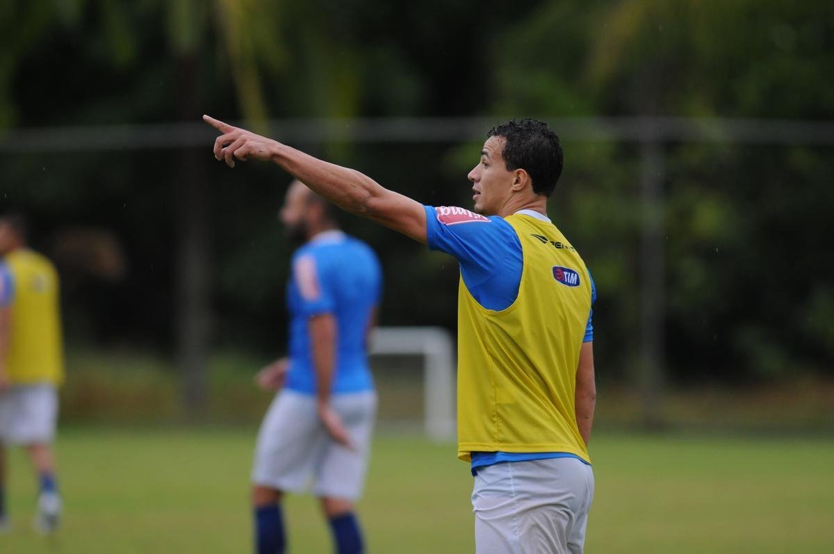 No treinamento desta quarta-feira, na Toca II, o time titular do Cruzeiro foi formado por: Rafael, Fabiano, Leo, Paulo Andr e Mena; Henrique e Willian Farias; Marquinhos, De Arrascaeta e Willian; Leandro Damio.