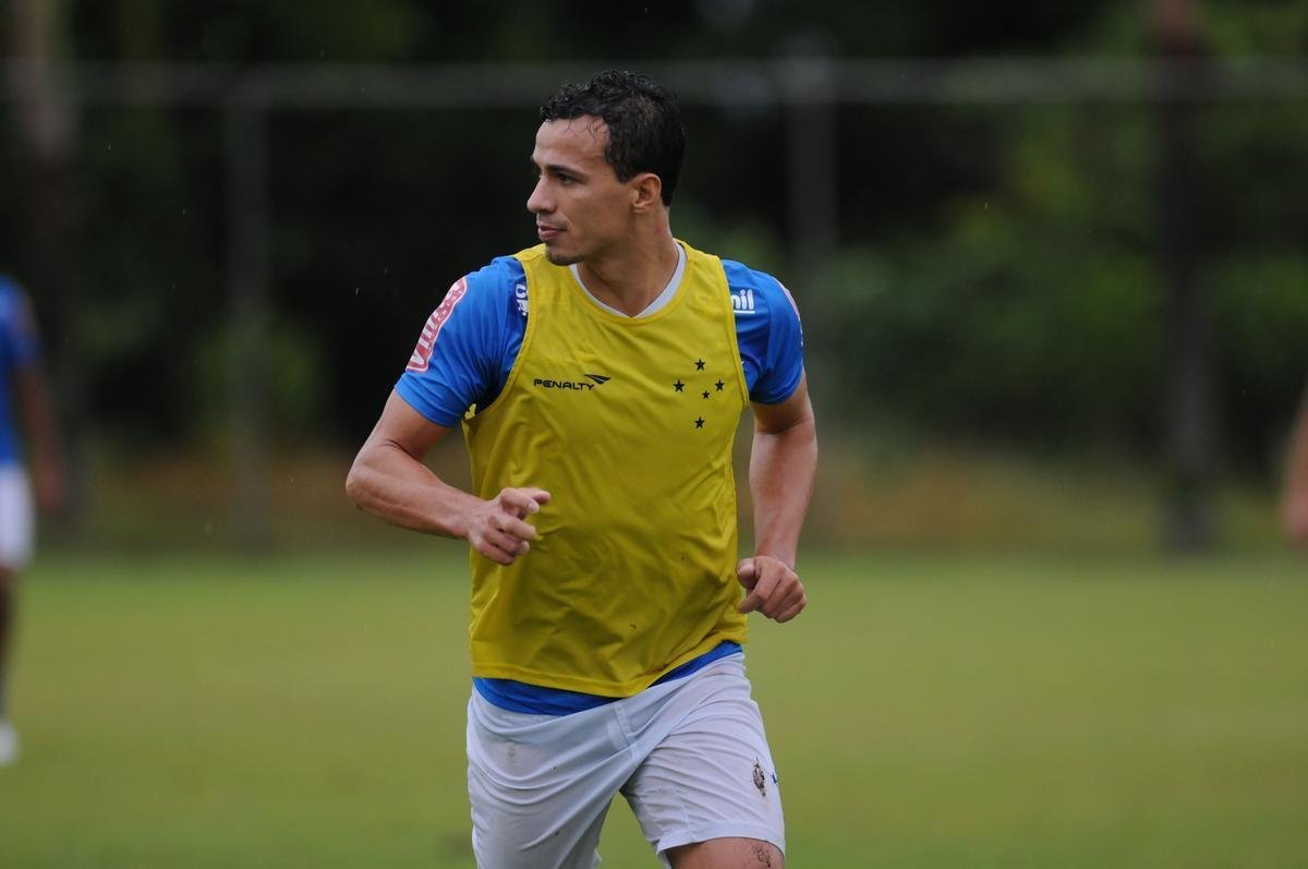 No treinamento desta quarta-feira, na Toca II, o time titular do Cruzeiro foi formado por: Rafael, Fabiano, Leo, Paulo Andr e Mena; Henrique e Willian Farias; Marquinhos, De Arrascaeta e Willian; Leandro Damio.