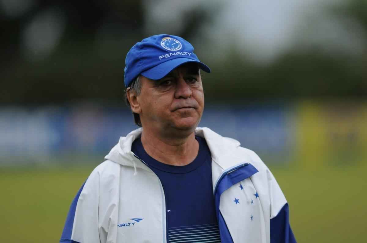 No treinamento desta quarta-feira, na Toca II, o time titular do Cruzeiro foi formado por: Rafael, Fabiano, Leo, Paulo Andr e Mena; Henrique e Willian Farias; Marquinhos, De Arrascaeta e Willian; Leandro Damio.