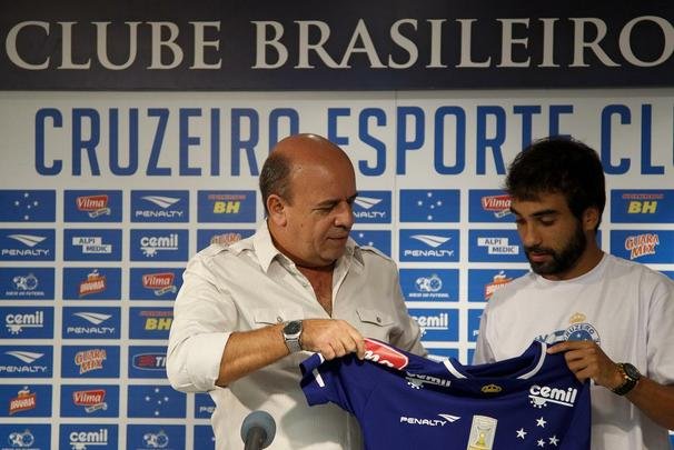 Gerente Valdir Barbosa e agente Gabriel o Pensador apresentaram meia Gabriel Xavier na Toca