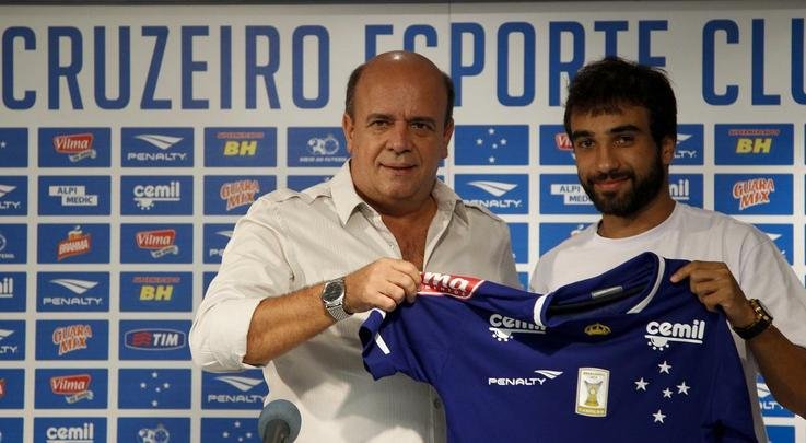 Gerente Valdir Barbosa e agente Gabriel o Pensador apresentaram meia Gabriel Xavier na Toca