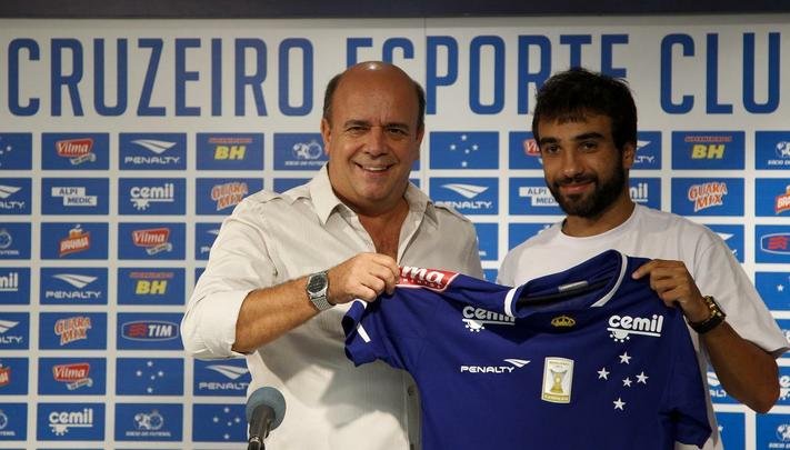 Gerente Valdir Barbosa e agente Gabriel o Pensador apresentaram meia Gabriel Xavier na Toca