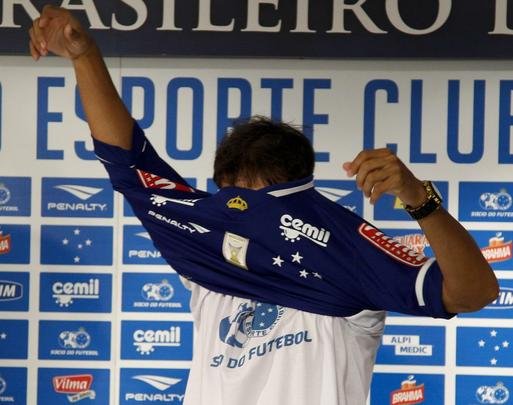 Gerente Valdir Barbosa e agente Gabriel o Pensador apresentaram meia Gabriel Xavier na Toca