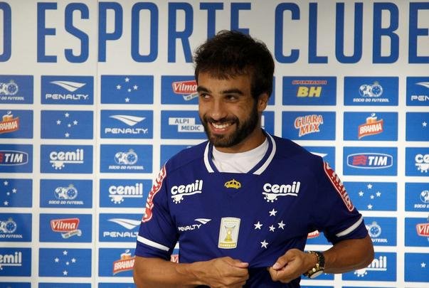 Gerente Valdir Barbosa e agente Gabriel o Pensador apresentaram meia Gabriel Xavier na Toca