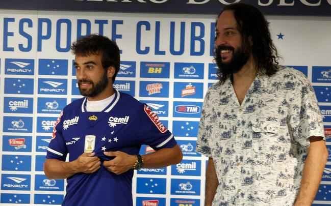 Gerente Valdir Barbosa e agente Gabriel o Pensador apresentaram meia Gabriel Xavier na Toca