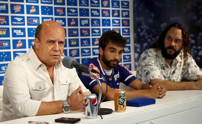 Gerente Valdir Barbosa e agente Gabriel o Pensador apresentaram meia Gabriel Xavier na Toca