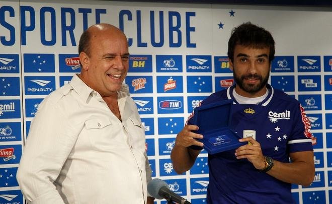 Gerente Valdir Barbosa e agente Gabriel o Pensador apresentaram meia Gabriel Xavier na Toca