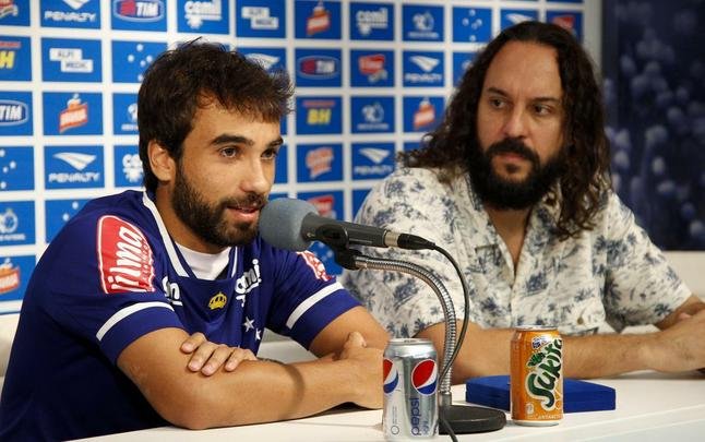 Gerente Valdir Barbosa e agente Gabriel o Pensador apresentaram meia Gabriel Xavier na Toca