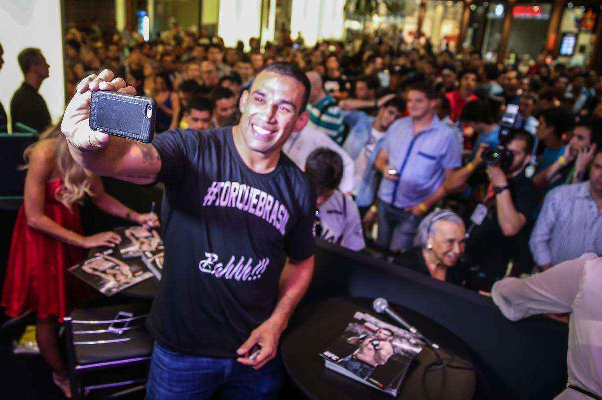 Sesso de autgrafos do UFC em Porto Alegre - Fabricio Werdum faz selfie com os fs ao fundo