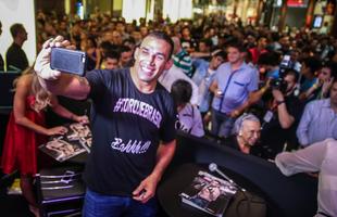 Sesso de autgrafos do UFC em Porto Alegre - Fabricio Werdum faz selfie com os fs ao fundo