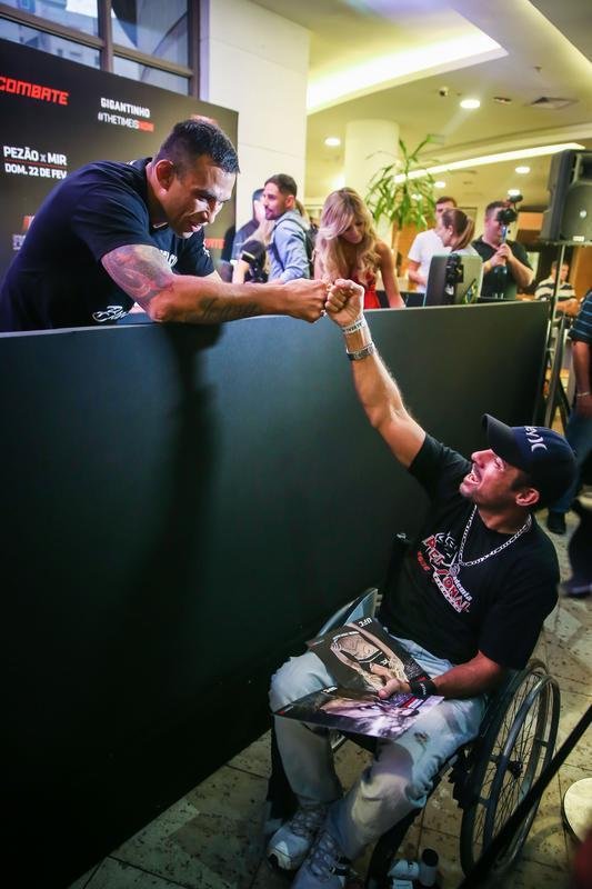 Sesso de autgrafos do UFC em Porto Alegre - Werdum atende cadeirante em Porto Alegre