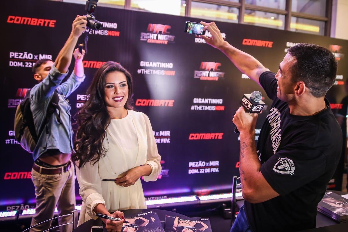 Sesso de autgrafos do UFC em Porto Alegre - Werdum e a ring girl Camila Oliveira