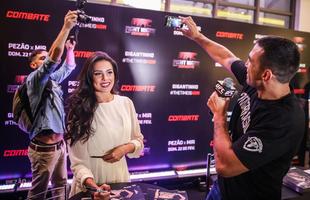 Sesso de autgrafos do UFC em Porto Alegre - Werdum e a ring girl Camila Oliveira