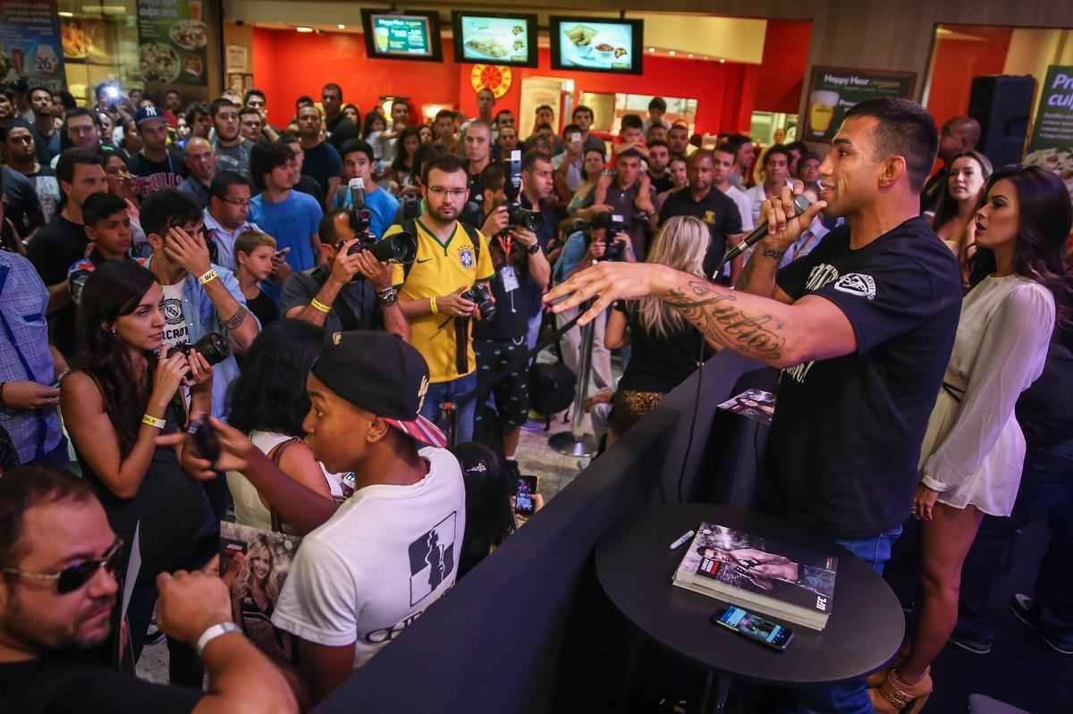 Sesso de autgrafos do UFC em Porto Alegre - Werdum comandou as aes na terra natal