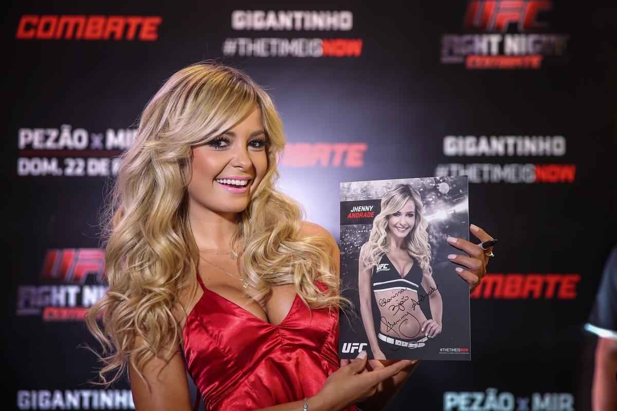 Sesso de autgrafos do UFC em Porto Alegre - A octagon girl Jhenny Andrade