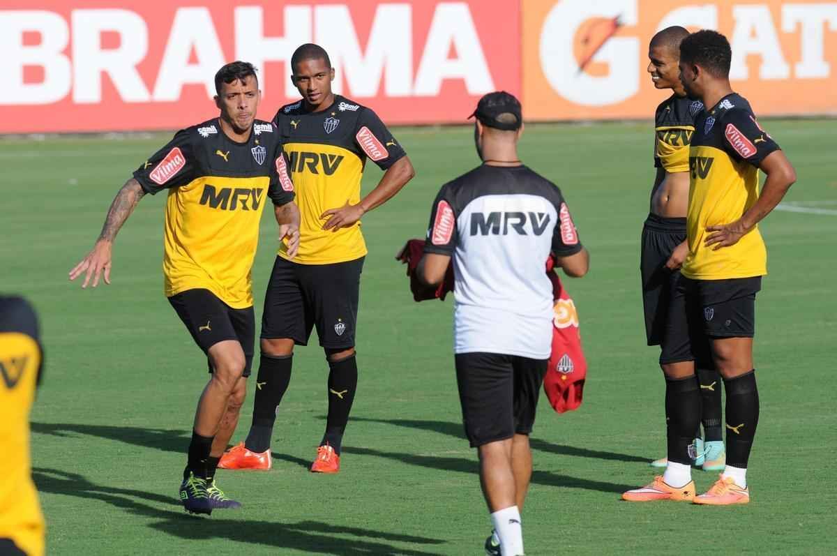 A formao do treinamento desta sexta-feira foi Victor; Carlos Csar, Tiago, Edcarlos e Emerson Conceio; Pierre, Josu, Crdenas e Carlos; Cesinha e Andr. Destaque para o atacante Andr, autor de dois gols