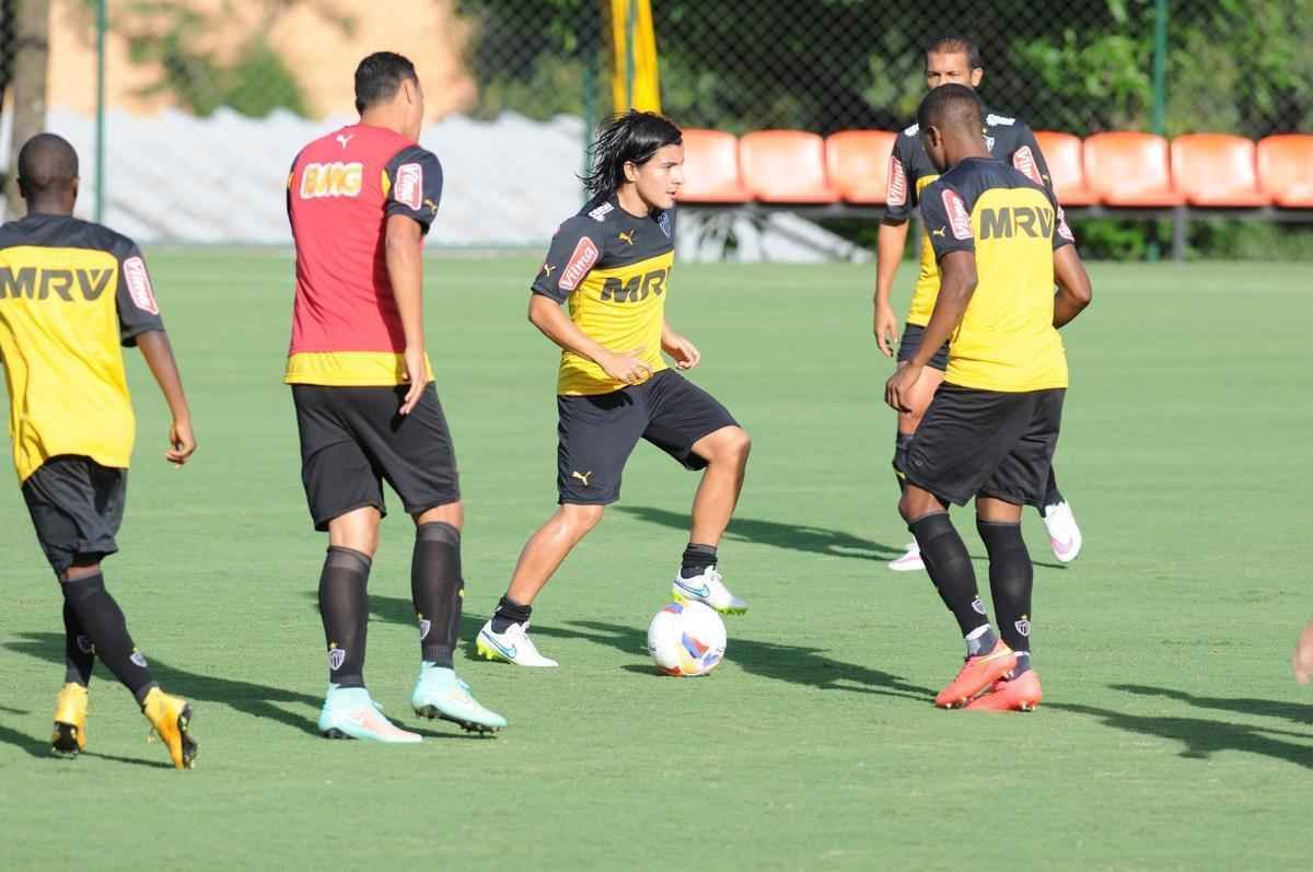 A formao do treinamento desta sexta-feira foi Victor; Carlos Csar, Tiago, Edcarlos e Emerson Conceio; Pierre, Josu, Crdenas e Carlos; Cesinha e Andr. Destaque para o atacante Andr, autor de dois gols