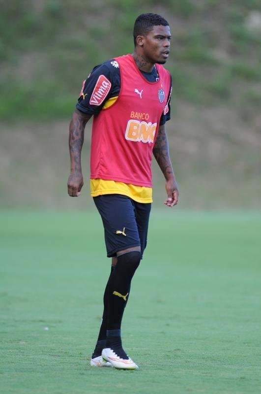 A formao do treinamento desta sexta-feira foi Victor; Carlos Csar, Tiago, Edcarlos e Emerson Conceio; Pierre, Josu, Crdenas e Carlos; Cesinha e Andr. Destaque para o atacante Andr, autor de dois gols