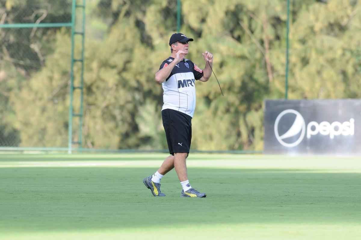 A formao do treinamento desta sexta-feira foi Victor; Carlos Csar, Tiago, Edcarlos e Emerson Conceio; Pierre, Josu, Crdenas e Carlos; Cesinha e Andr. Destaque para o atacante Andr, autor de dois gols