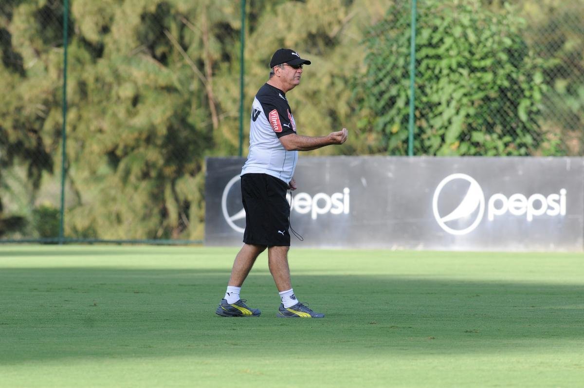 A formao do treinamento desta sexta-feira foi Victor; Carlos Csar, Tiago, Edcarlos e Emerson Conceio; Pierre, Josu, Crdenas e Carlos; Cesinha e Andr. Destaque para o atacante Andr, autor de dois gols