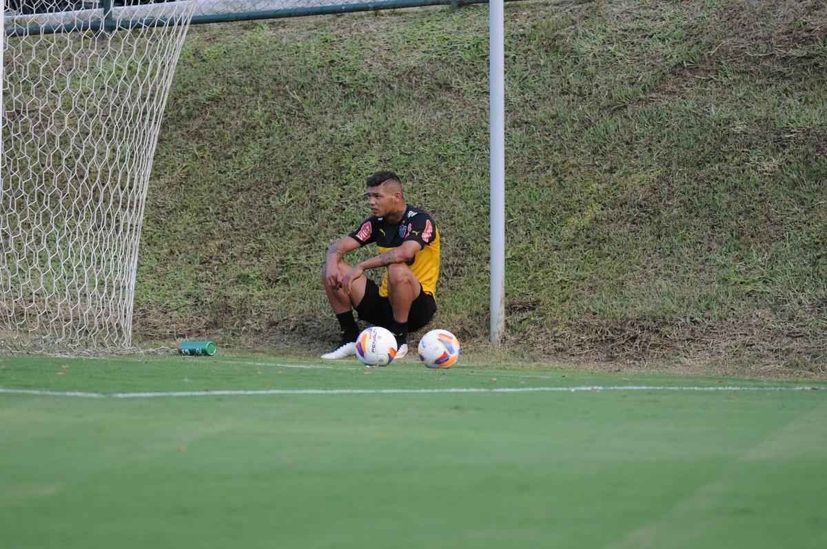 A formao do treinamento desta sexta-feira foi Victor; Carlos Csar, Tiago, Edcarlos e Emerson Conceio; Pierre, Josu, Crdenas e Carlos; Cesinha e Andr. Destaque para o atacante Andr, autor de dois gols