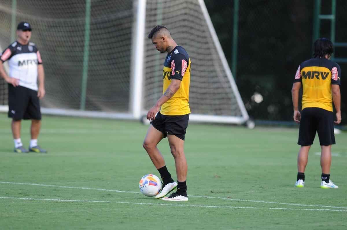 A formao do treinamento desta sexta-feira foi Victor; Carlos Csar, Tiago, Edcarlos e Emerson Conceio; Pierre, Josu, Crdenas e Carlos; Cesinha e Andr. Destaque para o atacante Andr, autor de dois gols