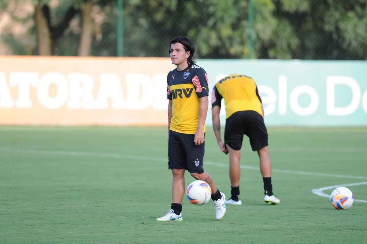 A formao do treinamento desta sexta-feira foi Victor; Carlos Csar, Tiago, Edcarlos e Emerson Conceio; Pierre, Josu, Crdenas e Carlos; Cesinha e Andr. Destaque para o atacante Andr, autor de dois gols
